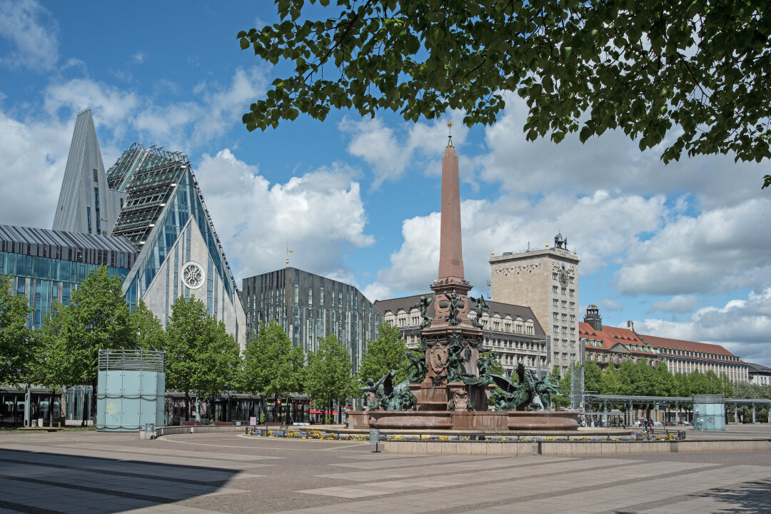 Augustusplatz in Leipzig mit Mendebrunnen, Uni und Kroch-Hochhaus.