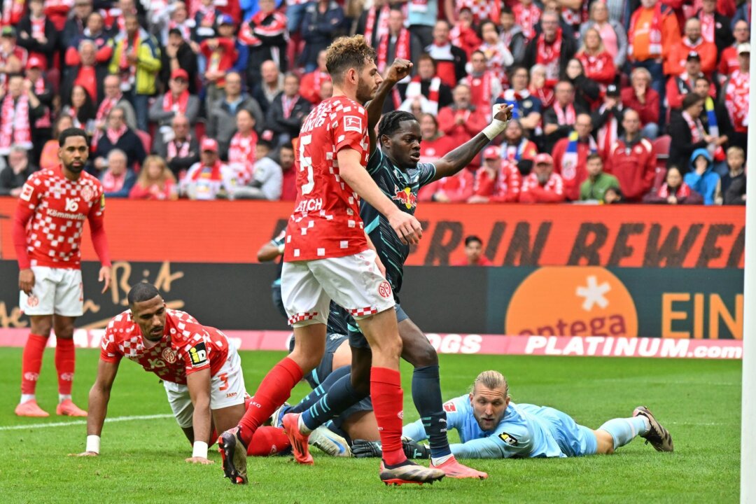 Leipzig ohne Glanz, aber souverän - 2:0 in Mainz - RB Leipzig (blau) hat gegen Mainz 05 (rot) einen ungefährdeten Sieg eingefahren.