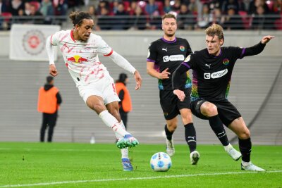 Leipzigs Mister Pokal: Poulsen schießt St. Pauli raus - Yussuf Poulsen (l.) kommt gegen Eric Smith zum Abschluss.