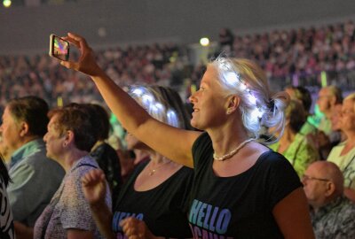 Lets do it again!: "Howie" begeistert Publikum in Zwickau - Jana Rudolph aus Zwönitz hatte sich eine Leuchtkette ins Haar gebunden und war total begeistert vom Konzert. Foto: Ralf Wendland