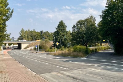 Letzte Bauphase auf der Neefestraße in Chemnitz startet früher - Rechts zu sehen: Die Auffahrt zur Neefestraße, die ab Montag erneut gesperrt ist. Foto: Rico Hinkel