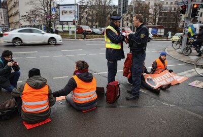 Letzte Generation protestiert in Leipzig - Die Letzte Generation hat heute in Leipzig protestiert. Foto: Christian Grube