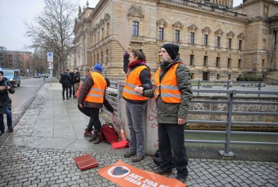 Letzte Generation protestiert in Leipzig - Die Letzte Generation hat heute in Leipzig protestiert. Foto: Christian Grube