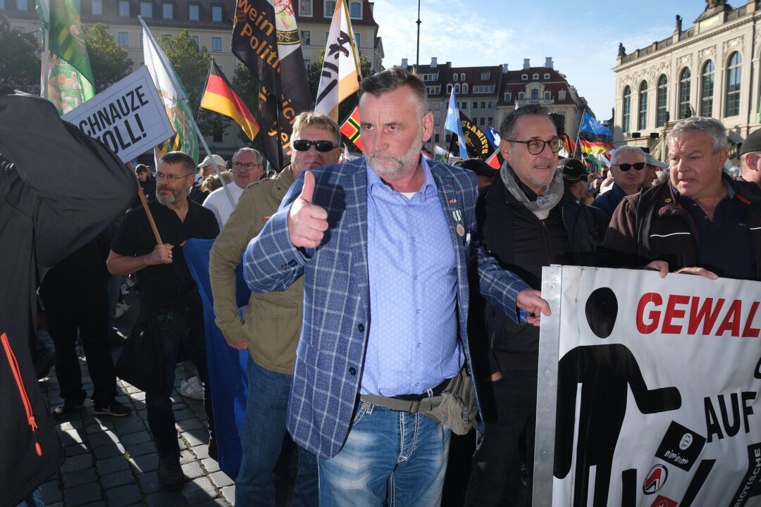 Letzte Pegida-Demonstration in Dresden - Pegida hat in Dresden eine letzte Demonstration veranstaltet - Gründer Lutz Bachmann in der Mitte. 