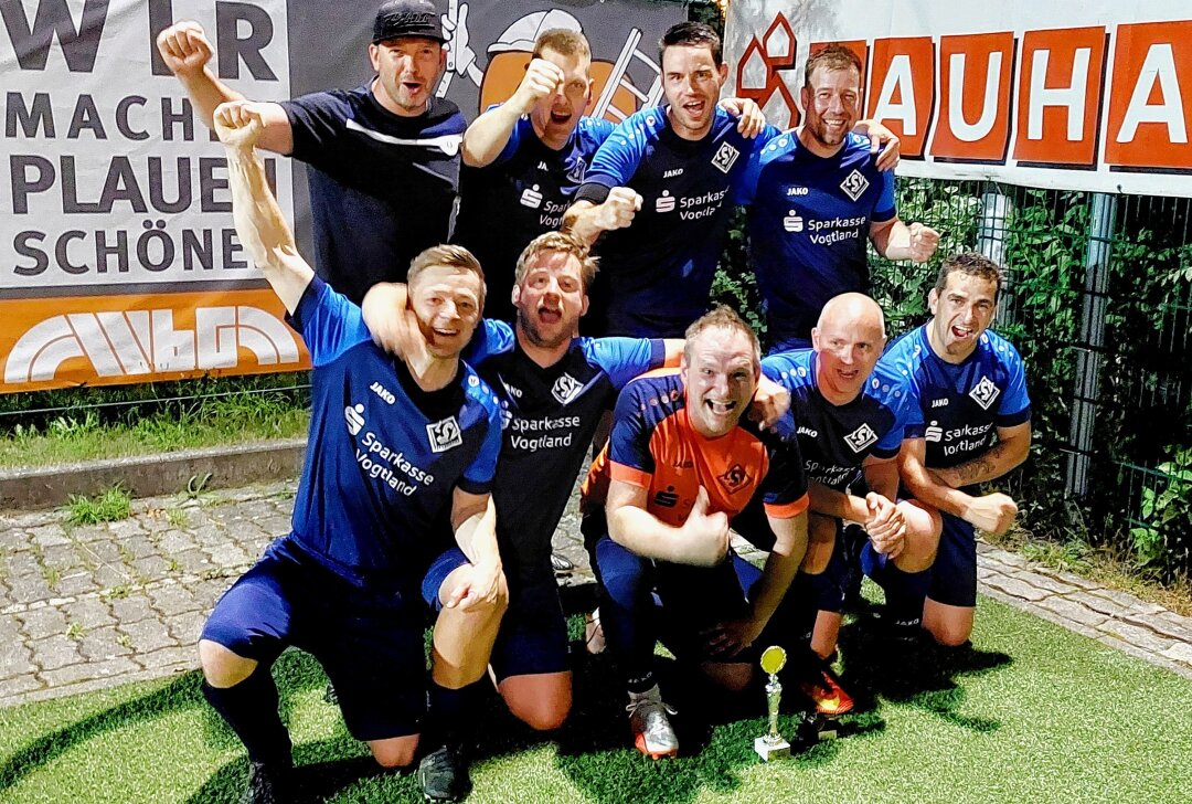 Leubnitzer SV gewinnt den Ü35-WbG-Pokal auf der Wacker! - Hier gibt's ein paar Impressionen von der Siegerehrung zum Ü35-WbG-Pokalturnier. Foto: Karsten Repert