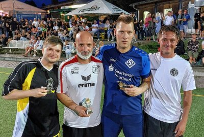 Leubnitzer SV gewinnt den Ü35-WbG-Pokal auf der Wacker! - Hier gibt's ein paar Impressionen von der Siegerehrung zum Ü35-WbG-Pokalturnier. Foto: Karsten Repert