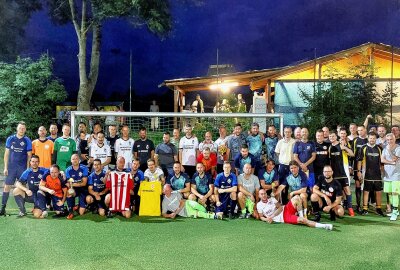 Leubnitzer SV gewinnt den Ü35-WbG-Pokal auf der Wacker! - Hier gibt's ein paar Impressionen von der Siegerehrung zum Ü35-WbG-Pokalturnier. Foto: Karsten Repert