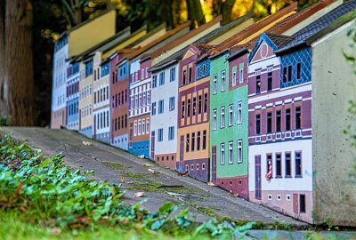 Leuchtende Miniaturwelt: "Eine Nacht im Klein-Erzgebirge" - Diese Miniaturwelt bietet einen faszinierenden Überblick über die kulturellen und historischen Sehenswürdigkeiten des Erzgebirges und zieht jährlich Tausende Besucher an. Foto: Andreas Hiekel