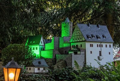 Leuchtende Miniaturwelt: "Eine Nacht im Klein-Erzgebirge" - Diese Miniaturwelt bietet einen faszinierenden Überblick über die kulturellen und historischen Sehenswürdigkeiten des Erzgebirges und zieht jährlich Tausende Besucher an. Foto: Andreas Hiekel