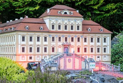 Leuchtende Miniaturwelt: "Eine Nacht im Klein-Erzgebirge" - Diese Miniaturwelt bietet einen faszinierenden Überblick über die kulturellen und historischen Sehenswürdigkeiten des Erzgebirges und zieht jährlich Tausende Besucher an. Foto: Andreas Hiekel