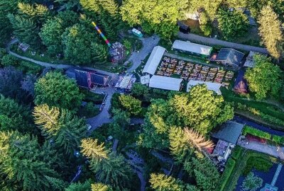 Leuchtende Miniaturwelt: "Eine Nacht im Klein-Erzgebirge" - Diese Miniaturwelt bietet einen faszinierenden Überblick über die kulturellen und historischen Sehenswürdigkeiten des Erzgebirges und zieht jährlich Tausende Besucher an. Foto: Andreas Hiekel