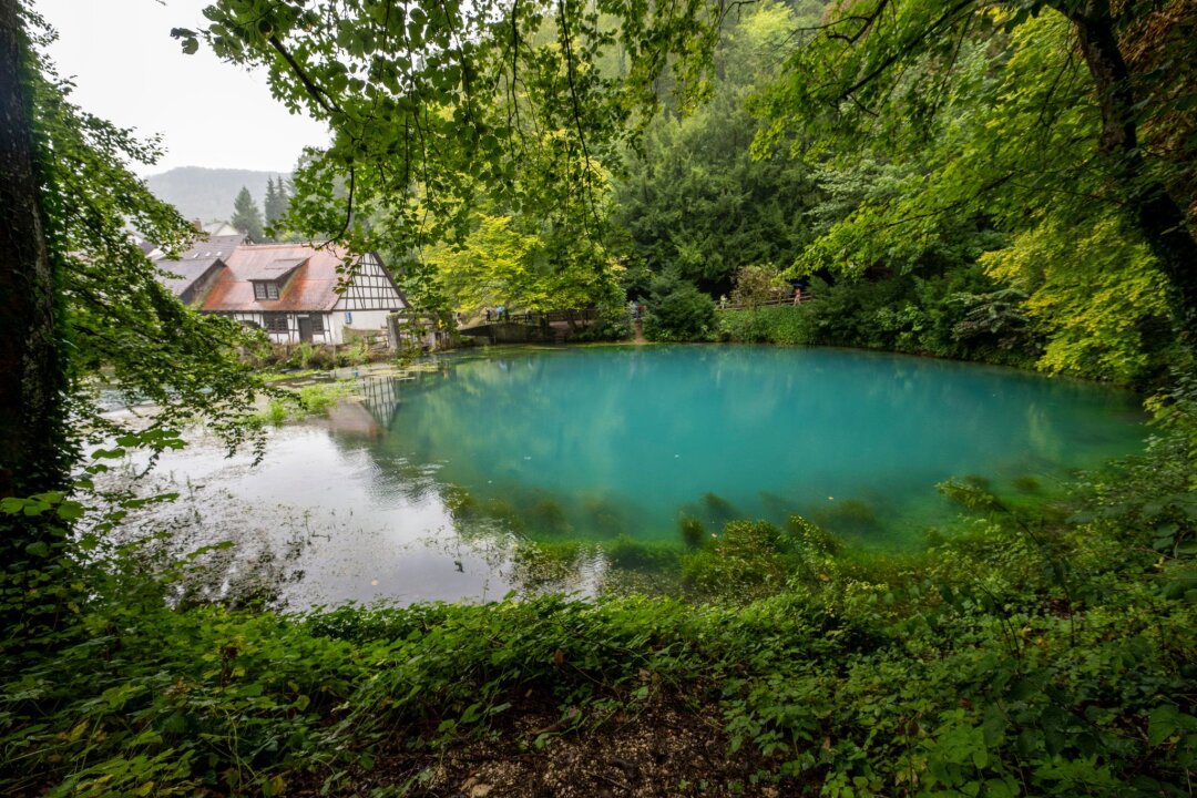 Leuchtende Quelle: Blautopf für Jahre gesperrt - Der Blautopf, eine der Hauptattraktionen von Blaubeuren, ist wegen Bauarbeiten bis 2028 für Touristen nicht zugänglich.