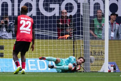 Leverkusens Boniface: Erst Matchwinner, dann Autounfall - Trapp hält einen Elfmeter.