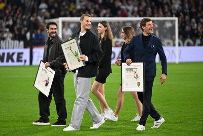 Lewelings Knalleffekt nach dem "Legenden"-Abschied - Die Ex-Nationalspieler Ilkay Gündogan (l-r), Manuel Neuer und Thomas Müller wurden vor dem Anpfiff verabschiedet.