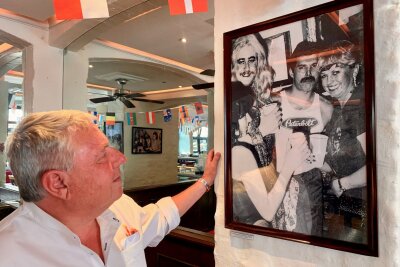 Liberales München: Wo Freddie Mercury seine Feste feierte - Erinnerung an den prominenten Stammgast: Dietmar Holzapfel, einer der Inhaber der "Deutsche Eiche", zeigt ein Bild von Mercury im Restaurant.