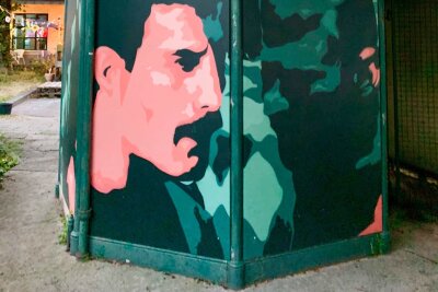 Liberales München: Wo Freddie Mercury seine Feste feierte - Mercury-Portrait am Holzplatz: Münchens schönstes Toilettenhäuschen.