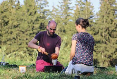 "Licht im Herzen" in Stelzen: Festival als Oase für die Seele - Kakao-Zeremonie mit Meditation auf der Wiese zelebrierte Stark. Foto: Simone Zeh