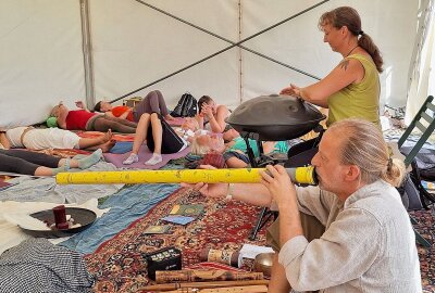 "Licht im Herzen" in Stelzen: Festival als Oase für die Seele - Jens Müller und Carina Leithold gestalteten die Klangreise im Sternenzelt. Foto: Simone Zeh