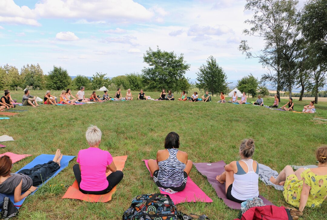 "Licht im Herzen" in Stelzen: Festival als Oase für die Seele - Tibetisches Heilyoga mit Unja Jung auf der Wiese. Foto: Simone Zeh