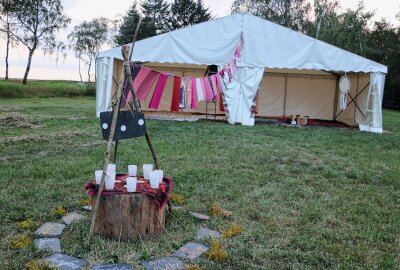 "Licht im Herzen" in Stelzen: Spitzendecken kommen zu neuen Ehren - Im Lichtzelt findet man Makramee, Leuchten und Teppiche. Foto: Simone Zeh