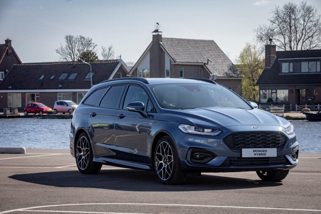 Licht und Schatten: Der Ford Mondeo beim Tüv - Schickes Gefährt von Ford: Beim Betrachten dieser Mondeo-Front kann man sich - ganz vage und ein kleines bisschen - auch an einen Aston Martin erinnert. 