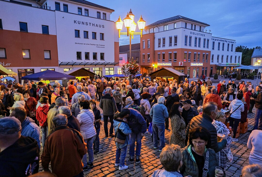 "Licht und Wein" locken zum Shopping in die Meeraner Innenstadt - Das Fest "Licht und Wein" findet am 4. Oktober wieder in der Innenstadt von Meerane statt. Foto: Kretschel