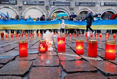 Lichterkette auf dem Marktplatz als Zeichen der Solidarität - Auf dem Chemnitzer Marktplatz bildete sich heute eine Lichterkette als Zeichen der Solidarität für die Ukraine. Foto: Harry Härtel