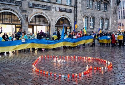 Lichterkette auf dem Marktplatz als Zeichen der Solidarität - Auf dem Chemnitzer Marktplatz bildete sich heute eine Lichterkette als Zeichen der Solidarität für die Ukraine. Foto: Harry Härtel