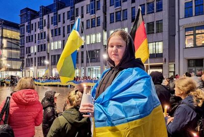 Lichterkette auf dem Marktplatz als Zeichen der Solidarität - Auf dem Chemnitzer Marktplatz bildete sich heute eine Lichterkette als Zeichen der Solidarität für die Ukraine. Foto: Harry Härtel