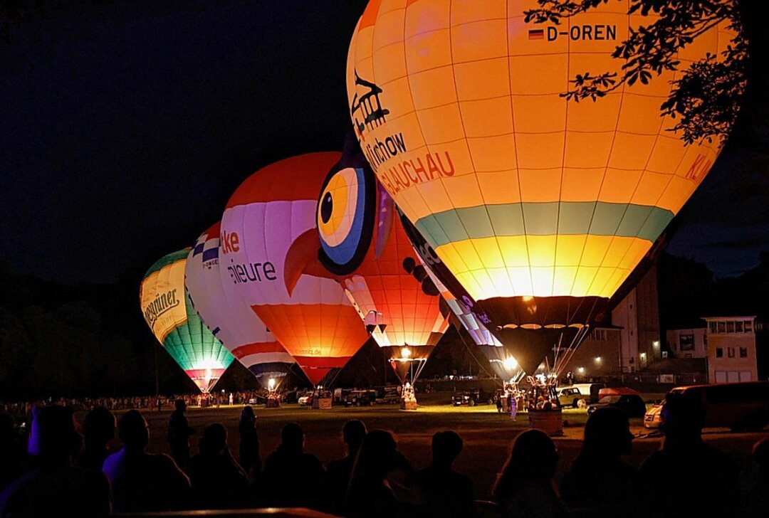 Lichterzauber im Küchwald: Tausende bestaunen das spektakuläre Ballonglühen -  Auch in diesem Jahr besuchten wieder Tausende das Ballonglühen im Chemnitzer Küchwald. Foto: ChemPic