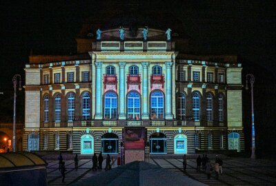 Lichtkunstfestival startet: Visuelles Spektakel in der Chemnitzer City - Das Opernhaus wird angestrahlt. Foto: Andreas Seidel