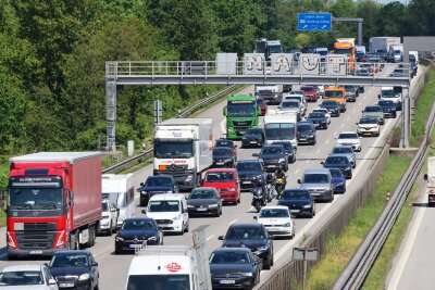 Lieber geduldig bleiben: Spurwechsel im Stau bringt nichts - Urlaubsstress auf der Autobahn? Unnötige Spurwechsel im Stau erhöhen nur das Unfallrisiko, warnt der Tüv Thüringen. Besser: Mehr Abstand halten, Fuß vom Gas und rechtzeitig an die Rettungsgasse denken.