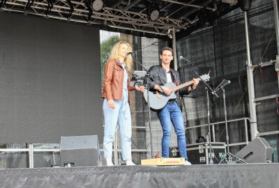 Limbach-Oberfrohna: Bürgerfest lädt in die Innenstadt ein - Auf den verschiedenen Bühnen wird bis in den Abend Livemusik geboten. Bis um Mitternacht bildet die "Original-Videoclip-Disco" das große Finale. Foto: A.Büchner