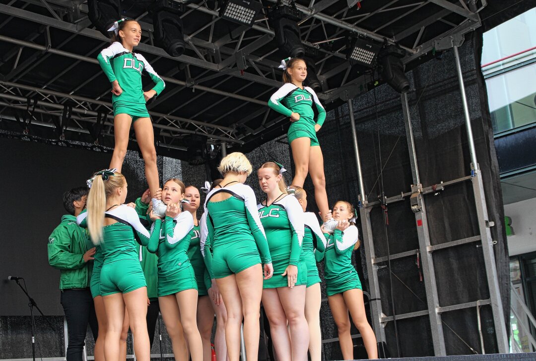 Limbach-Oberfrohna ist bis in den Abend eine große Partymeile - Die Cheerleader der "Dancing Leaves" ließen sich vom Wetter nicht aus dem Konzept bringen. Foto: A. Büchner