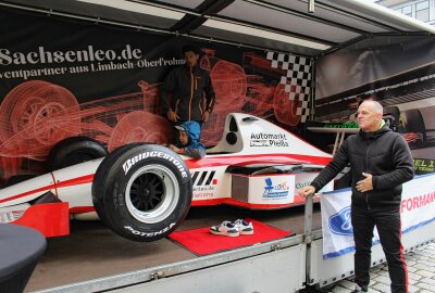 Limbach-Oberfrohna ist bis in den Abend eine große Partymeile - Auf der Bachstraße kann man im Formel-1-Simulator auf Tour gehen. Foto: A. Büchner