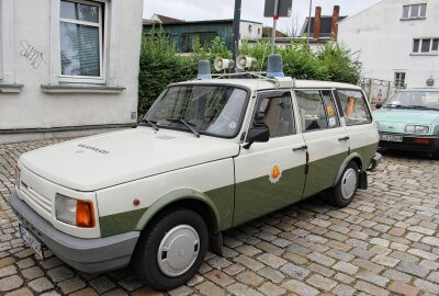 Limbach-Oberfrohna ist bis in den Abend eine große Partymeile - Oldtimer von Moped bis Wartburg ziehen im ganzen Festgebiet die Aufmerksamkeit auf sich. Foto: A. Büchner