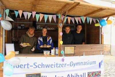 Limbach-Oberfrohna ist bis in den Abend eine große Partymeile - Die Zwölftklässler des Gymnasiums nutzen solche Anlässe, um Geld für den großen Abiball 2025 einzunehmen. Foto: A. Büchner