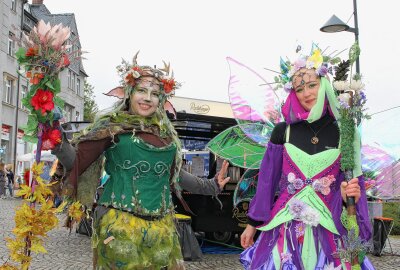 Limbach-Oberfrohna ist bis in den Abend eine große Partymeile - Verschiedene Walking Acts unterhalten das Publikum im Festgebiet. Foto: A. Büchner