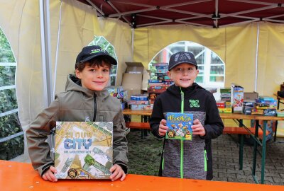 Limbach-Oberfrohna ist bis in den Abend eine große Partymeile - Beim Spielclub "Ali Baba" vor der Bücherei kann man aus einer Vielzahl von Brettspielen auswählen und aktiv werden. Foto: A. Büchner