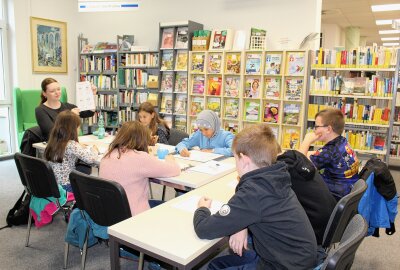 Limbach-Oberfrohna ist bis in den Abend eine große Partymeile - In der Stadtbibliothek kann man sich zeigen lassen, wie Mangas gezeichnet werden. Foto: A. Büchner