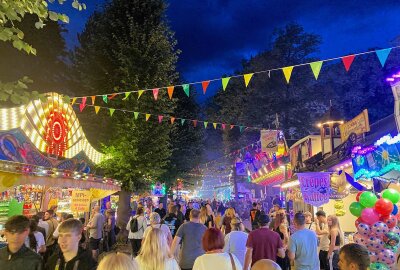 Limbacher Stadtparkfest ist eröffnet - Traditionell um 19 Uhr wurde am Freitagabend das Stadtparkfest in Limbach-Oberfrohna eröffnet. Foto: Steffi Hofmann