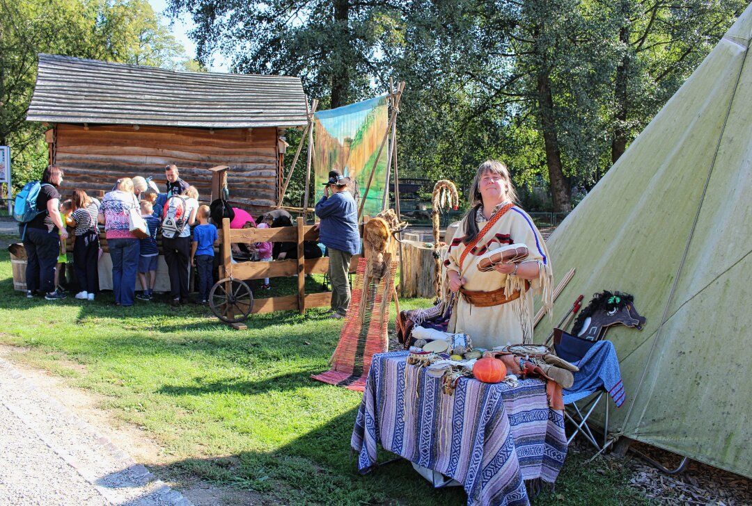 Limbacher Tierpark lädt mit vielen Angeboten zum Kinderfest ein - Im Indianerdorf kann man Gold waschen und sich über das Leben der Ureinwohner Amerikas informieren. Foto: A.Büchner