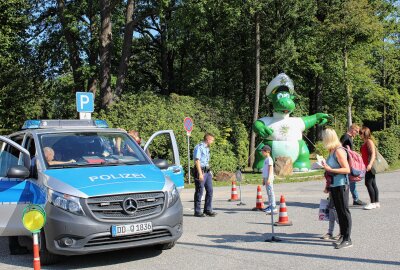 Limbacher Tierpark lädt mit vielen Angeboten zum Kinderfest ein - Schon vor dem Tierpark weist Poldi auf die Angebote der Polizei hin. Foto: A.Büchner