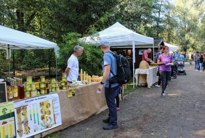 Limbacher Tierpark lädt mit vielen Angeboten zum Kinderfest ein - Vor dem Bienenhaus kann man mit Imkern ins Gespräch kommen und verschiedene Honigsorten probieren. Foto: A.Büchner