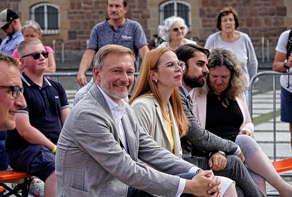 Lindner beklagt herablassenden Blick auf Ostdeutschland - Bundesfinanzminister Christian Lindner zu Besuch in Chemnitz bei der Wahlkampfkundgebung der FDP. Foto: Harry Härtel