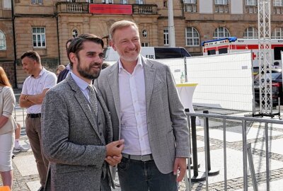 Lindner beklagt herablassenden Blick auf Ostdeutschland - Bundesfinanzminister Christian Lindner zu Besuch in Chemnitz bei der Wahlkampfkundgebung der FDP. Foto: Harry Härtel