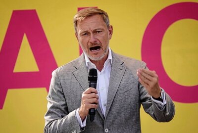 Lindner beklagt herablassenden Blick auf Ostdeutschland - Bundesfinanzminister Christian Lindner zu Besuch in Chemnitz bei der Wahlkampfkundgebung der FDP. Foto: Harry Härtel