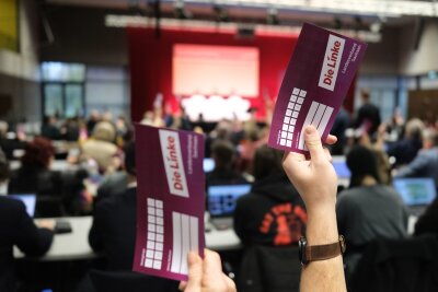 Linke wollen Minderheitsregierung beim Wort nehmen - Beim Parteitag der sächsischen Linken in Neukieritzsch stimmt sich die Partei auch auf die vorgezogene Bundestagswahl ein. 