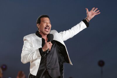 Lionel Richie auf Tour: "Eine Show in Oberhausen ist Urlaub" - Lionel Richie trat im vergangenen Jahr bei der Krönung von König Charles III. auf. 2025 geht er wieder in Europa auf Tournee und kommt auch fünf Konzerte nach Deutschland.