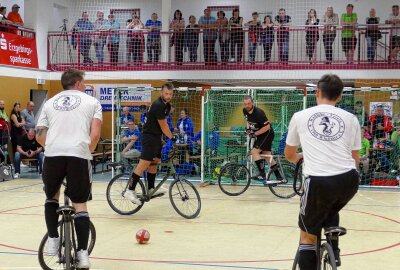 Lippersdorfer Zweitliga-Radballer erleben unvergesslichen Heimspieltag - Philipp Vogel und Ronny Dornberger (hinten) spielten diesmal in der Großolbersdorfer Turnhalle. Foto: Andreas Bauer